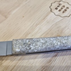 Le couteau pliant manche en coquilles d’huitres recyclées